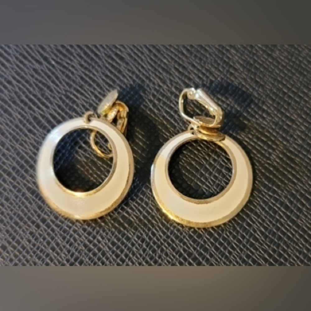 Cream and gold circle earrings.